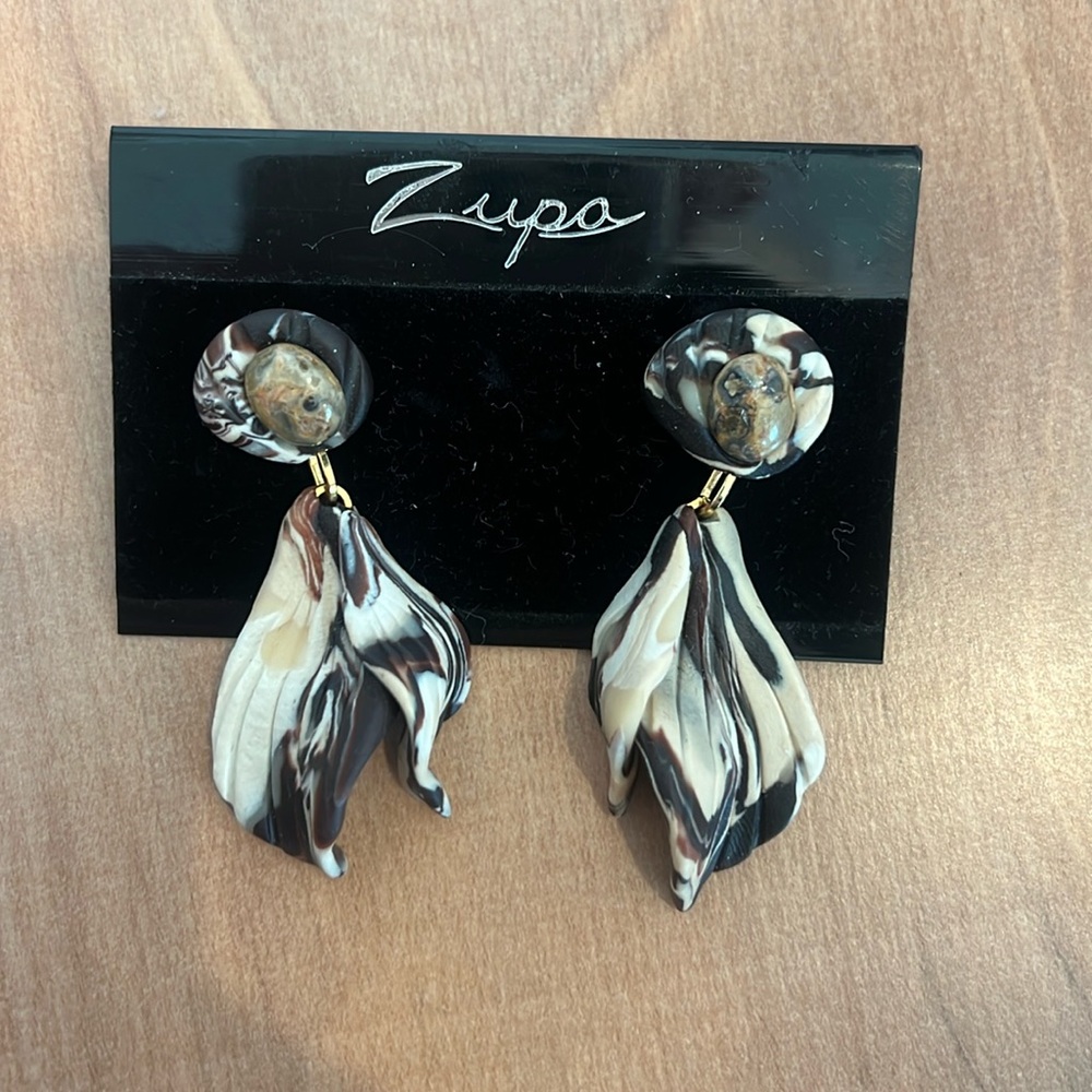 Dangle earrings